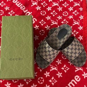 Men’s Gucci Beige and Black Monogram Slides Size 9